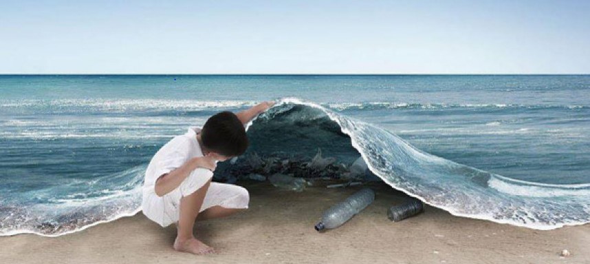 Photo d'un enfant soulevant la mer et découvrant des déchets