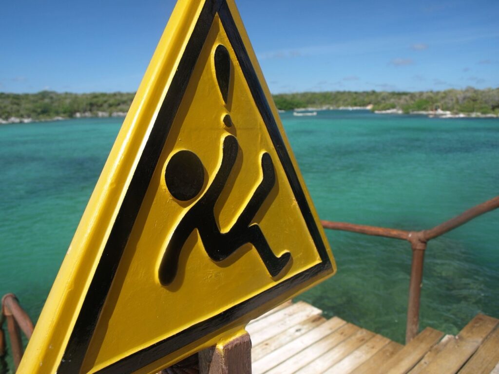 Panneau danger au bord d'une cenote, Mexique